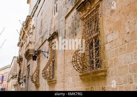 Barocco griglie metalliche sulle finestre di un edificio in Malta. Foto Stock