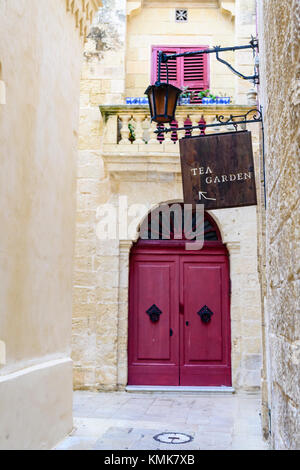 Segno per un Tea Garden in una città europea Foto Stock