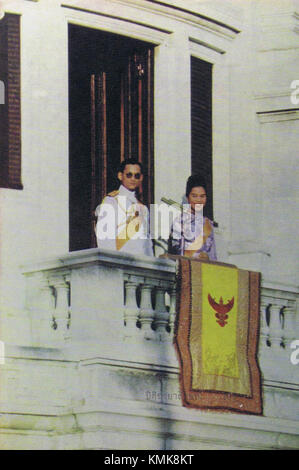 Questa immagine del 19 gennaio 1961 cattura il re Bhumibol Adulyadej e la regina Sirikit della Thailandia, mostrando la coppia reale durante un evento significativo nella storia tailandese. Erano figure chiave nell'era moderna della Thailandia e svolsero un ruolo fondamentale nel suo sviluppo. Foto Stock