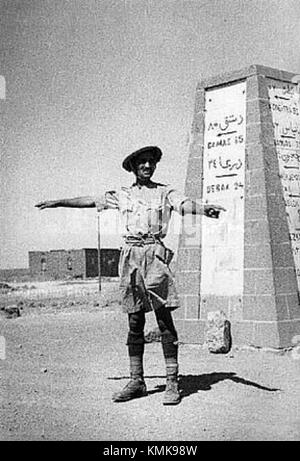 Questa fotografia raffigura un soldato della 5a Divisione Indiana durante la seconda guerra mondiale, in servizio in Siria nel giugno 1941. L'immagine riflette il coinvolgimento militare globale durante la guerra e l'importanza strategica del Medio Oriente. Foto Stock