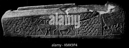 Fotografia in bianco e nero del sarcofago di Govan, una significativa bara di pietra del primo medioevo situata a Glasgow, Scozia. L'immagine evidenzia le intricate incisioni e l'importanza storica dell'artefatto. Foto Stock