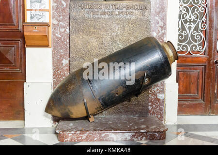 Bombe inesplose che cadde sul tetto della Rotunda, Mosta, Malta, il 9 aprile 1942. Adoratori credere che Dio è intervenuto per evitare che la bomba da e Foto Stock