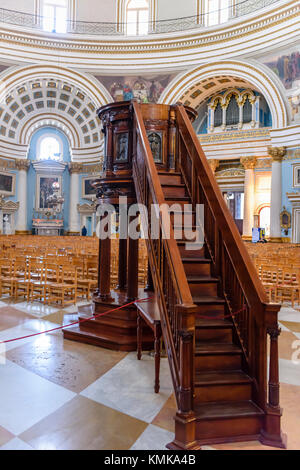 Scale di legno che conducono al pulpito nella Rotunda, Mosta, Malta. Foto Stock