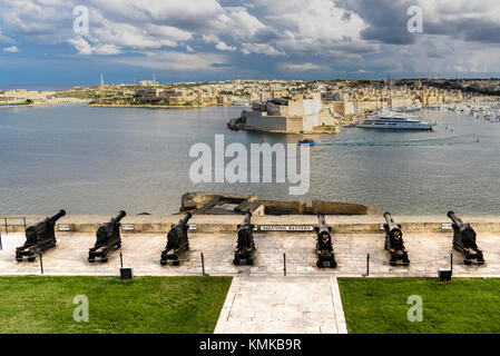 Cannoni presso la galleria che plaude a La Valletta e si affaccia sul porto e marina. Foto Stock