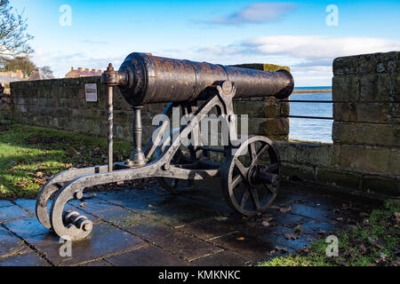 Il vecchio cannone russo visualizzato su le mura di Bewick su Tweed, Northumberland. Inghilterra, Regno Unito. Foto Stock