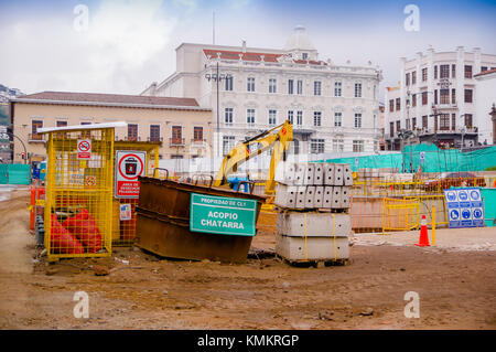 Quito, Ecuador Novembre, 28, 2017: outdoor view di pesanti macchinari lavora al quadrato a all'aperto al centro storico della città vecchia di Quito, Ecuador Foto Stock