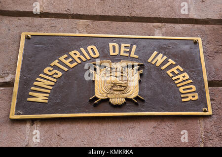 Quito, Ecuador Novembre, 28, 2017: informative segno con un scudo ecuadoriana a all'aperto al centro storico della città vecchia di Quito in Ecuador settentrionale Foto Stock