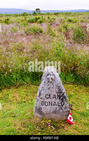 Bandiera canadese accanto al clan Donald Memorial a Culloden. Vedere i dettagli nella descrizione. Foto Stock