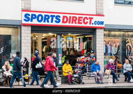 Un ramo di sport diretti o sportsdirect.com un negozio di abbigliamento sportivo a Bromley High Street. Foto Stock