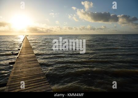 Il molo di legno alba con cielo blu e nuvole bianche, Golfo del Messico in Rockport, Texas Foto Stock