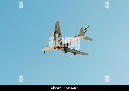 Emirates Airbus A380 su glide path di atterraggio all'aeroporto internazionale di Jeddah. rapida foto prese dal livello della strada nel quartiere di volo sotto-path. Foto Stock