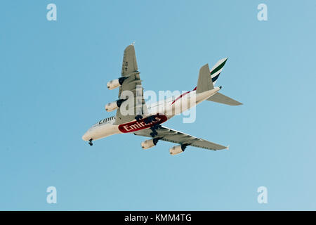 Emirates Airbus A380 su glide path di atterraggio all'aeroporto internazionale di Jeddah. rapida foto prese dal livello della strada nel quartiere di volo sotto-path. Foto Stock