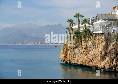 Ristorante idilliaco sulla scogliera, costa del paesaggio con i monti Taurus, old town Kaleici, Antalya, riviera turca, Turchia Foto Stock