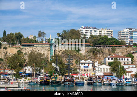 Porto nella città vecchia di Kaleici, sito patrimonio mondiale dell'UNESCO, Antalya, riviera turca, Turchia Foto Stock