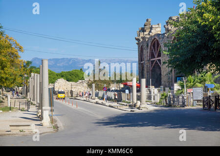 Pilastro street e amphi theatre, resti dell antica lato, Manavgat provincia, riviera turca, Turchia Foto Stock