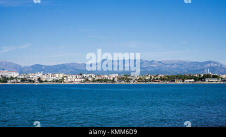 Il paesaggio della costa, vista dal mare sul lato dietro le montagne del taurus, riviera turca, Turchia Foto Stock