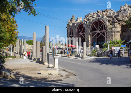 Pilastro street e amphi theatre, resti dell antica lato, Manavgat provincia, riviera turca, Turchia Foto Stock