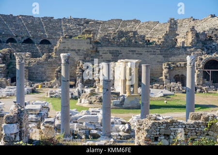 Tempio di Tyche e amphi theatre, resti di antiche lato, Manavgat provincia, riviera turca, Turchia Foto Stock