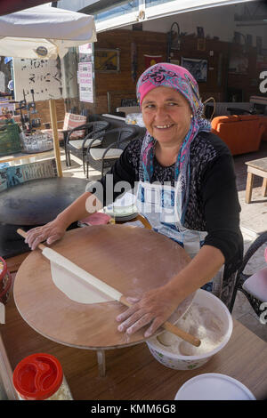 Donna turca che prepara il pide (focaccia) presso la vecchia città di Side, riviera turca, Turchia Foto Stock