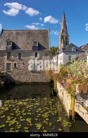 Il canale che corre attraverso la città medievale di Langeais nella Valle della Loira in Francia. Foto Stock