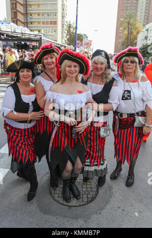 Benidorm città nuova British fancy dress giorno gruppo di donne abbigliate come pirati Foto Stock