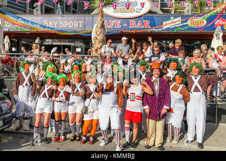 Benidorm città nuova British fancy dress giorno gruppo di persone vestite come Willy Wonka umpa lumpas Foto Stock