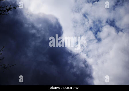 Le nuvole prima della tempesta nel cielo di sera Foto Stock