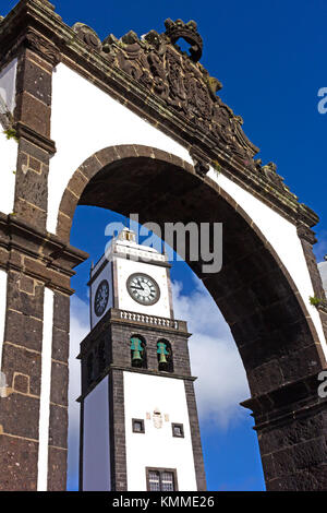 Campanile di San Sabastian chiesa, la chiesa principale di Ponta Delgada, Azzorre, Portogallo. La torre è incorniciato dalla città cancelli di ingresso di Ponta Delgada stand Foto Stock