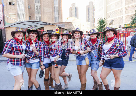 Benidorm città nuova British fancy dress giorno gruppo di donne abbigliate come cowgirls in pantaloncini corti Foto Stock