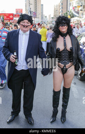 Benidorm città nuova British fancy dress giorno uomo vestito come andare confronta il carattere di assicurazione e la donna come cher Foto Stock