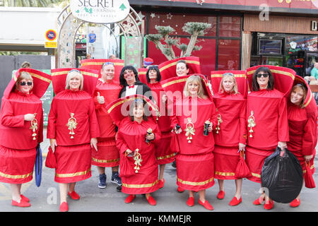 Benidorm città nuova British fancy dress giorno gruppo di donne abbigliate come cracker di natale Foto Stock