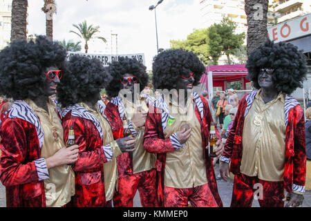 Benidorm città nuova British fancy dress giorno gruppo di uomini vestiti di Afro indossa i caratteri della discoteca Foto Stock