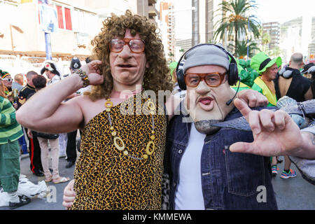 Benidorm città nuova British fancy dress giorno due persone vestite come bo selecta caratteri Foto Stock