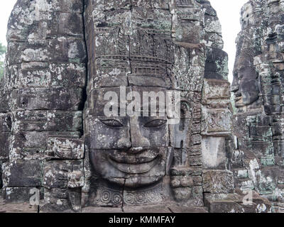 Serena Pietra sorridente volti a Bayon Angkor Thom in Siem Reap, Cambogia. Foto Stock