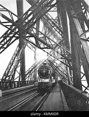 Questa fotografia storica mostra l'East Coast Express che attraversa il Forth Bridge in Scozia, catturato da CJ Allen nel 1928. L'immagine enfatizza l'impresa ingegneristica del ponte e il ruolo iconico del servizio ferroviario nei trasporti all'inizio del XX secolo. Foto Stock