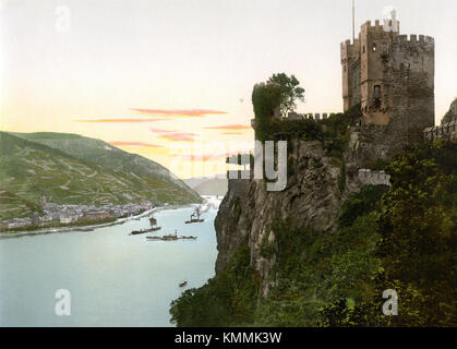 Burg Rheinstein è un castello medievale situato sulle rive del Reno in Germania. Costruito nel XIV secolo, il castello è un ottimo esempio di architettura gotica. E' stato ben conservato e offre ai visitatori vedute della valle circostante. Il sito è notevole per la sua importanza storica e la sua posizione pittoresca lungo uno dei fiumi più rappresentativi d'Europa. Foto Stock