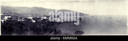 Questa fotografia storica, scattata nel 1909, mostra Funchal Bay da ovest. Funchal, situata sull'isola di Madeira, è conosciuta per le sue splendide vedute costiere e il paesaggio lussureggiante. L'immagine cattura la bellezza naturale della baia, con il lungomare della città e le colline circostanti, offrendo uno sguardo sullo sviluppo di questa popolare destinazione turistica all'inizio del XX secolo. Foto Stock