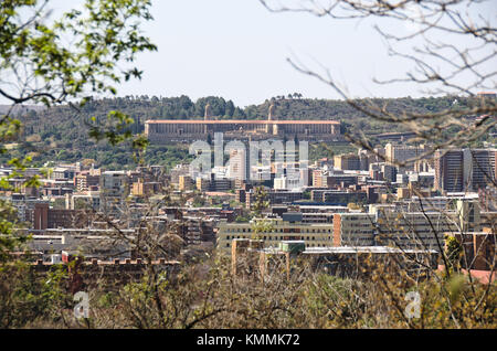 Pretoria, Sud Africa - 2017: l'unione degli edifici (la sede ufficiale del governo sudafricano) sono visibili in lontananza. Foto Stock