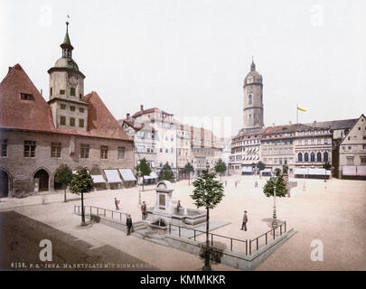 Marktplatz a Jena, Germania, è una piazza centrale con la fontana Bismarcksbrunnen. Questa immagine del 1900 mostra lo spazio pubblico storico e la fontana che commemora otto von Bismarck. Foto Stock