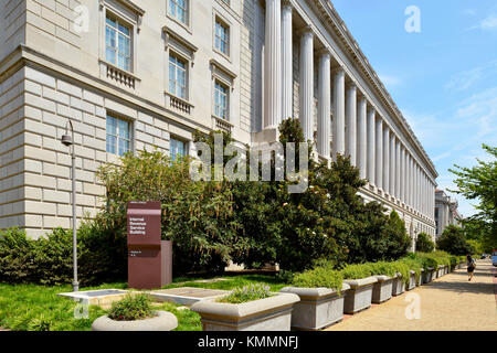 Washington, DC, Stati Uniti d'America - 4 marzo 2012: una donna cammina dall'Internal Revenue Service building in Washington, DC. un piccolo segno di irs nell'angolo del b Foto Stock