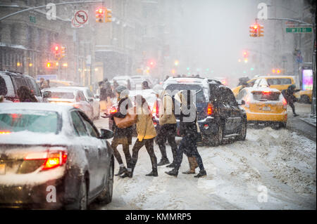 New York City - 7 gennaio 2017: una tempesta di neve in inverno porta il traffico di pedoni e di un lento strisciare al Flatiron Building sulla quinta avenue a midtown Foto Stock