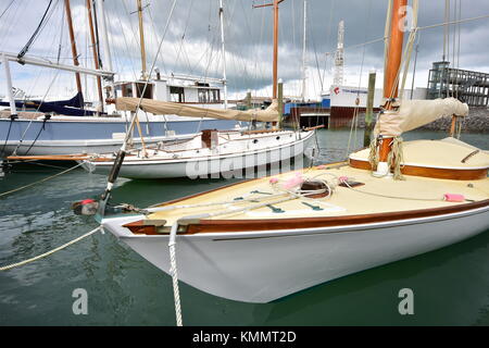 Dettaglio della vendemmia in legno yacht a vela ormeggiata in porto. Foto Stock