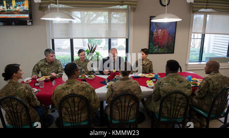 Contrassegno. E. Mitchell, Vice Segretario della Difesa (operazioni speciali/conflitto a bassa intensità), visita il Reef on Hurlburt Field, Fla., 30 novembre 2017. Mitchell ha pranzato con Air Commandos per capire la missione di ciascun Airman nel comando delle operazioni speciali dell'aeronautica. (STATI UNITI Forza aerea Foto Stock