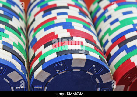 Casino poker chip denaro texture. stack di chip del poker come sfondo. poker casino token token come sfondo. Foto Stock