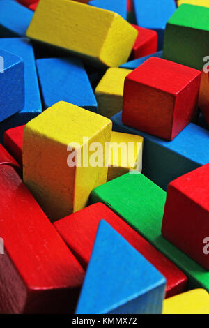 Giocattolo di legno sfondo blocchi. Rosso, Blu, Giallo Verde giocattolo di legno blocchi su sfondo bianco. Il blocco di legno texture pattern. Foto Stock