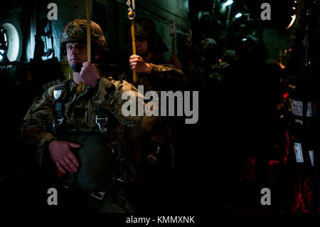 Primo Sgt. Christopher Jones, un jumpmaster con la 82esima Divisione Airborne, si prepara a paracadutare da un C-130 al comando di un jumpmaster colombiano durante il salto lottery dell'operazione Toy Drop a Fort Bragg, N.C., 2 dicembre 2017. Operazione Toy Drop è il più grande esercizio combinato di addestramento aereo e collettivo del mondo con sette paracadutisti della nazione partner che hanno partecipato e hanno permesso ai soldati di aiutare i bambini bisognosi a ricevere giocattoli per le vacanze. (STATI UNITI Esercito Foto Stock