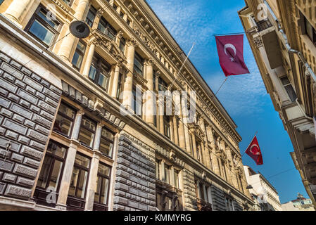 Turco appeso bandiere e sventola su una pietra antico edificio.ISTANBUL, Turchia, 22 aprile 2017 Foto Stock