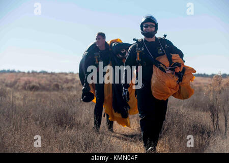 Stati Uniti Paracadutisti dell'esercito di Stati Uniti Army Parachute Team (cavalieri d'Oro) passeggiate off Luzon nella zona di caduta durante il ventesimo annuale di Randy Oler Memorial il funzionamento del giocattolo, discesa a Camp MacKall, North Carolina, Dicembre 4, 2017. Quest'anno, otto paesi partecipano ed essi includono; la Colombia, Canada, Lettonia, Paesi Bassi, Svezia, Italia, Germania e Polonia. Il funzionamento del giocattolo Drop, ospitato dall'U.S. Esercito degli affari civili e le operazioni psicologiche il comando (Airborne) è il più grande combinati airborne operazione condotta in tutto il mondo. L'evento consente di soldati la possibilità di allenarsi sul loro occupationa militare Foto Stock