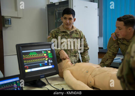 ANSBACH, Germania -- i soldati assegnati al 2-227th AVN REG, hanno condotto una classe "Train the Trainer" in preparazione all'addestramento di primo soccorso e di evacuazione delle vittime il 4 dicembre 2017, presso il Centro di supporto alla formazione Ansbach. I soldati utilizzano il 'Simman' per esercitarsi nel controllo dell'emorragia, nel trattamento delle fratture e nella valutazione delle vittime. I soldati svolgono un addestramento medico utilizzando il simulatore di paziente di trauma SIMMAN per rendere l'addestramento medico il più realistico e pertinente possibile. (STATI UNITI Esercito Foto Stock