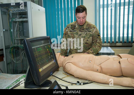 ANSBACH, Germania -- i soldati assegnati al 2-227th AVN REG, hanno condotto una classe "Train the Trainer" in preparazione all'addestramento di primo soccorso e di evacuazione delle vittime il 4 dicembre 2017, presso il Centro di supporto alla formazione Ansbach. I soldati utilizzano il 'Simman' per esercitarsi nel controllo dell'emorragia, nel trattamento delle fratture e nella valutazione delle vittime. I soldati svolgono un addestramento medico utilizzando il simulatore di paziente di trauma SIMMAN per rendere l'addestramento medico il più realistico e pertinente possibile. (STATI UNITI Esercito Foto Stock